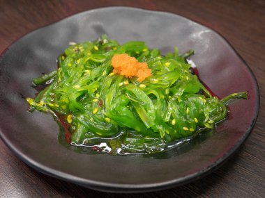 Karides yumurtalı Hiyashi wakame chuka, susamlı Japon yosunu..