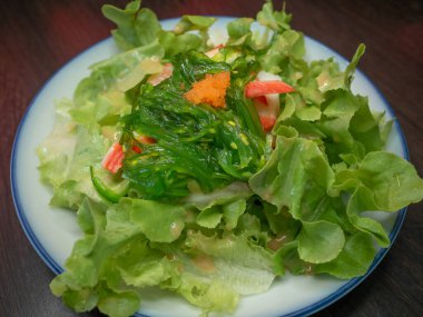 Japon yosunu ve karides yumurtalı taze sebze salatası. Sağlıklı organik gıda.