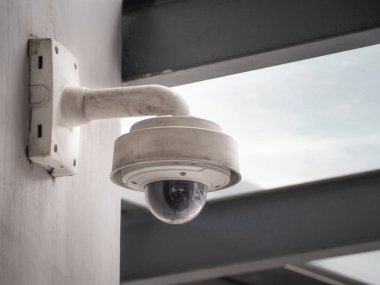 Beton duvarda eski bir güvenlik kamerası var. Güvenlik görüntüleme için CCTV.