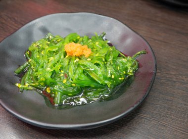 Karides yumurtalı Hiyashi wakame chuka, susamlı Japon yosunu..
