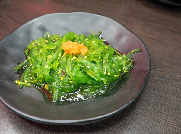 Karides yumurtalı Hiyashi wakame chuka, susamlı Japon yosunu..