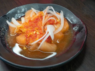 Baharatlı Somon Salatası. Taze somon parçaları ve sıcak biberli limon ve taze soğan karışımı. Tayland yemeği..