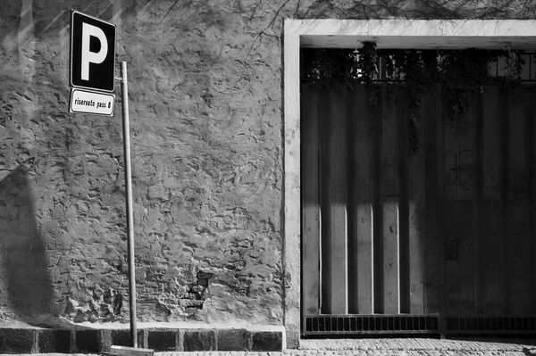 Garage Door Road Sign Next Street Black Whit — Stock Photo, Image