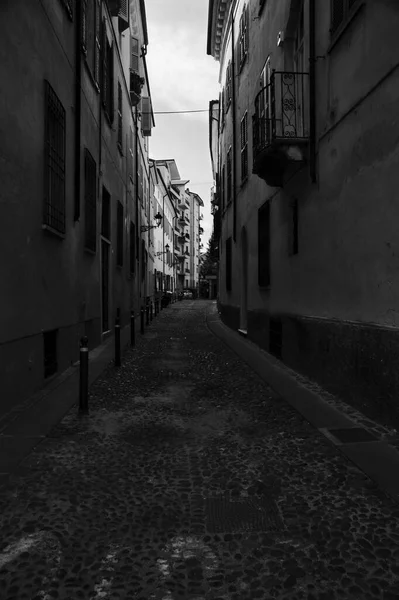 中午时分 欧洲城镇的一条黑白相间的街道 — 图库照片