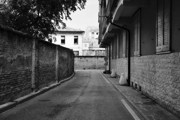 Una Strada Una Città Europea Mezzogiorno Bianco Nero — Foto Stock