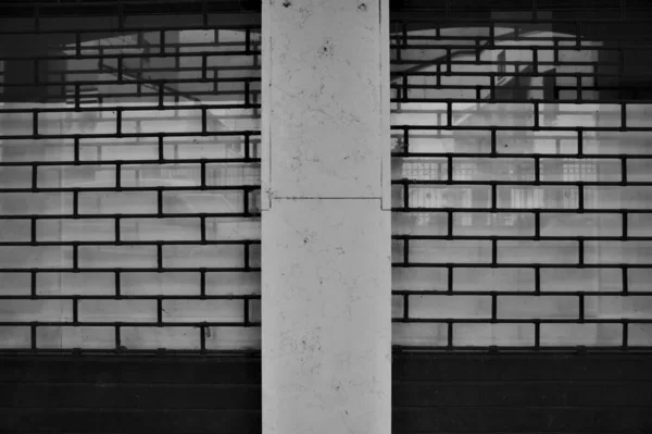 Detailní Záběr Sloup Verandy Moderním Stylu Dvě Okenice Černé Bílé — Stock fotografie