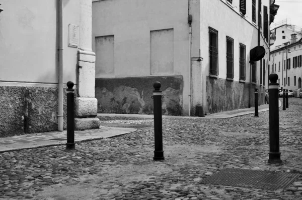 Ένας Δρόμος Μια Ευρωπαϊκή Πόλη Μεσημέρι Μαύρο Και Άσπρο — Φωτογραφία Αρχείου