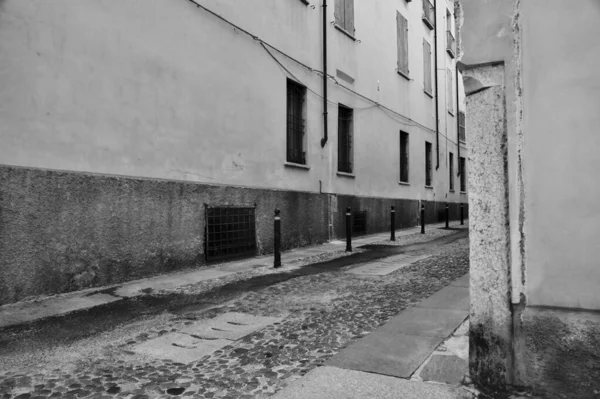 Una Calle Una Ciudad Europea Mediodía Negro Blanco — Foto de Stock