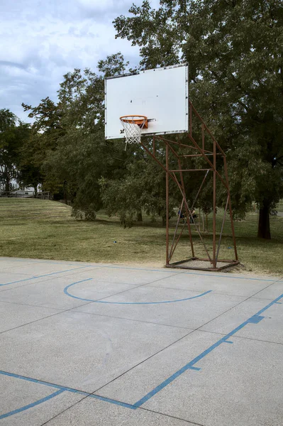 Baloncesto Aro Una Cancha Baloncesto Parque Público Día Nublado Summe —  Fotos de Stock