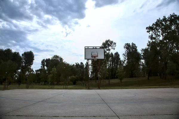 Koszykarska Obręcz Boiska Koszykówki Parku Publicznym Pochmurny Dzień Summe — Zdjęcie stockowe