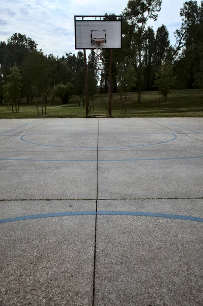 Basket Båge Basketplan Allmän Park Molnig Dag Somras — Stockfoto