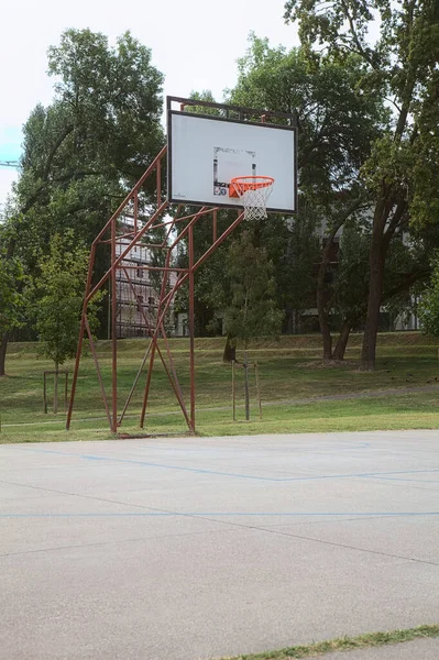 Basketball Cerceau Terrain Basket Dans Parc Public Par Une Journée — Photo