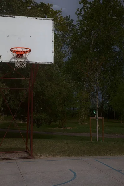 Baloncesto Aro Una Cancha Baloncesto Parque Público Día Nublado Summe — Foto de Stock