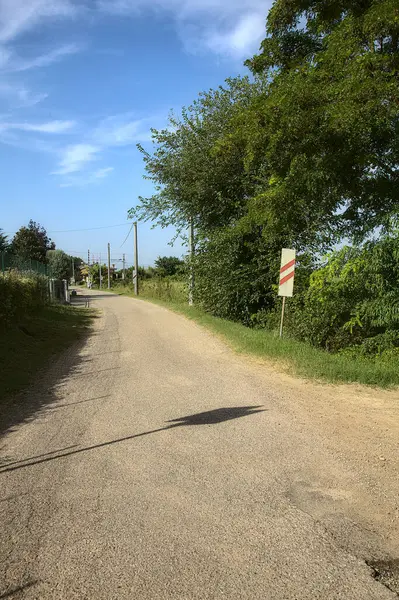 Дорога Сельской Местности Ведущая Железнодорожному Перекрестку — стоковое фото