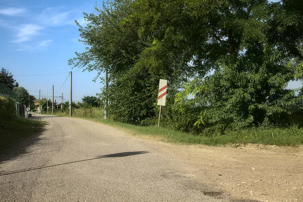 通往铁路交叉口的乡村道路 — 图库照片