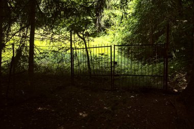 Kapı dağdaki bir tarlanın yanındaki gölgede kullanılmaz halde bırakılmış.