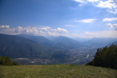 Dağlarda açık alan, sıradağlar ve uzak bir kasaba.