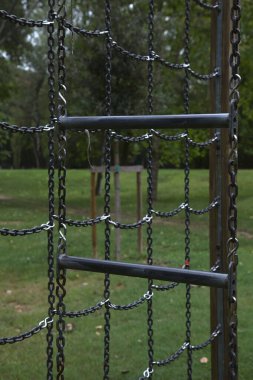 Halka açık bir oyun grubunda zincire vurulmuş bir merdiven.