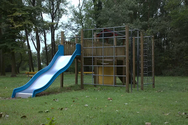 Schuif Van Een Openbare Speeltuin Een Park Een Bewolkte — Stockfoto