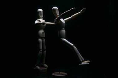 Düşen mankeni yakalamak için çizilmiş bir manken.