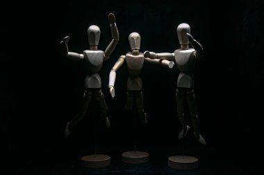 Mankenler bir şeye doğru zıplıyormuş gibi poz veriyor.