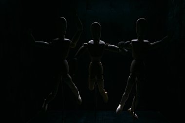 Mankenler bir şeye doğru zıplıyormuş gibi poz veriyor.