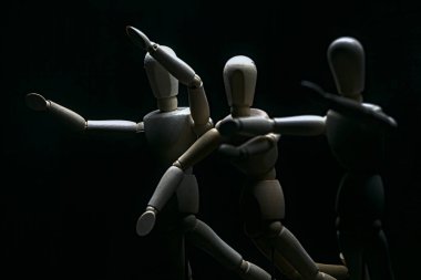 Mankenler bir şeye doğru zıplıyormuş gibi poz veriyor.