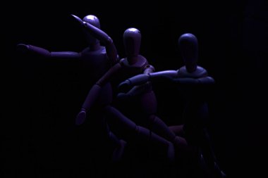 Mankenler bir şeye doğru zıplıyormuş gibi poz veriyor.