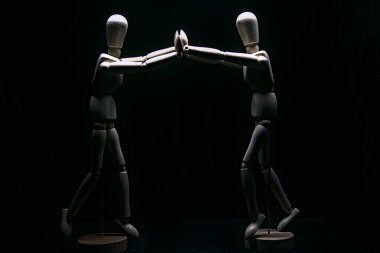 Birbirlerini kollarından itmeye çalışan mankenler çiziyorlar.