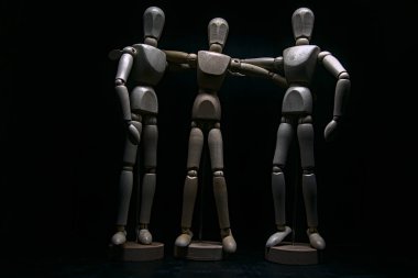 Birbirine sarılan mankenler çiziyor.