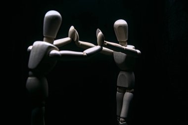 Birbirlerini kollarından itmeye çalışan mankenler çiziyorlar.