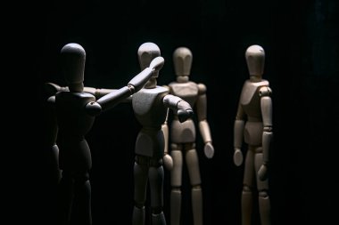 İki çizim mankeni birbirlerine karşı bağırıp çağırırken, diğeri önünü kesiyor.