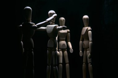 İki çizim mankeni birbirlerine karşı bağırıp çağırırken, diğeri önünü kesiyor.