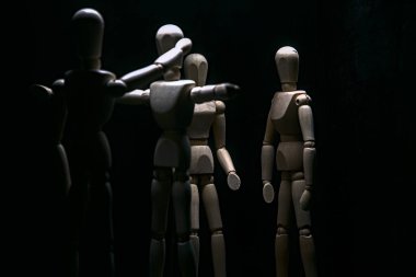 İki çizim mankeni birbirlerine karşı bağırıp çağırırken, diğeri önünü kesiyor.