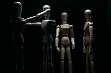 İki çizim mankeni birbirlerine karşı bağırıp çağırırken, diğeri önünü kesiyor.