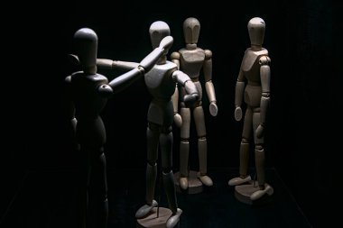 İki çizim mankeni birbirlerine karşı bağırıp çağırırken, diğeri önünü kesiyor.