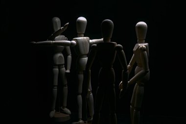 İki çizim mankeni birbirlerine karşı bağırıp çağırırken, diğeri önünü kesiyor.