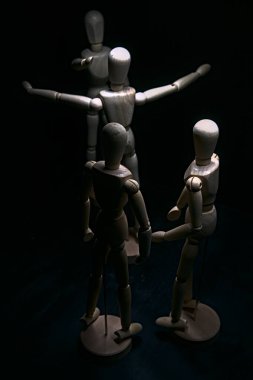 İki çizim mankeni birbirlerine karşı bağırıp çağırırken, diğeri önünü kesiyor.