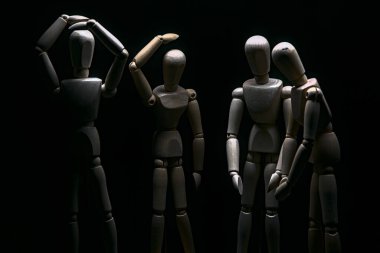 Çaresizmiş gibi davranan mankenler çiziyorlar.