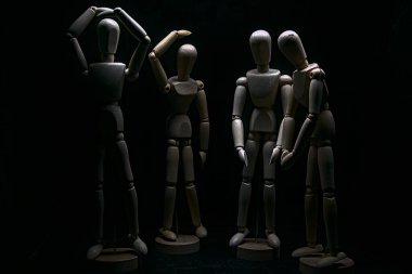 Çaresizmiş gibi davranan mankenler çiziyorlar.