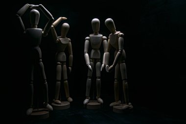 Çaresizmiş gibi davranan mankenler çiziyorlar.