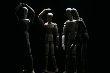 Çaresizmiş gibi davranan mankenler çiziyorlar.