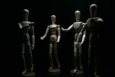 Aynı anda hem yürüyüp hem de konuşarak mankenler çiziyor.