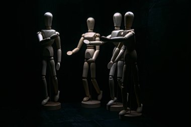 Aynı anda hem yürüyüp hem de konuşarak mankenler çiziyor.