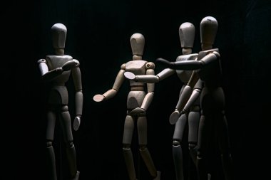 Aynı anda hem yürüyüp hem de konuşarak mankenler çiziyor.