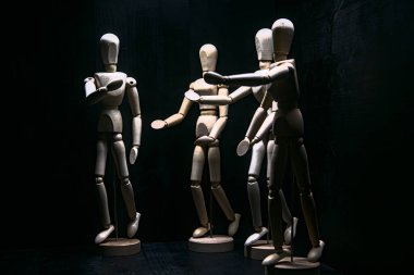 Aynı anda hem yürüyüp hem de konuşarak mankenler çiziyor.