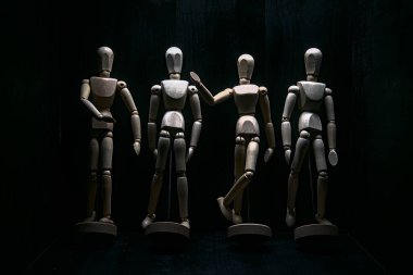 Birbirleriyle konuşurken duvara yaslanan mankenler çiziyorlardı.