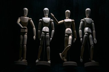 Birbirleriyle konuşurken duvara yaslanan mankenler çiziyorlardı.