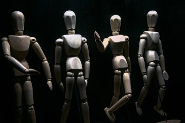 Birbirleriyle konuşurken duvara yaslanan mankenler çiziyorlardı.