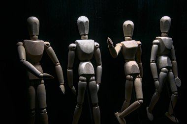 Birbirleriyle konuşurken duvara yaslanan mankenler çiziyorlardı.